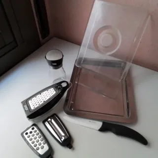 Set menaje cocina: cuchillo, pelador, especiero