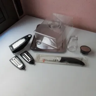 Set menaje cocina: cuchillo, pelador, especiero