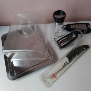 Set menaje cocina: cuchillo, pelador, especiero