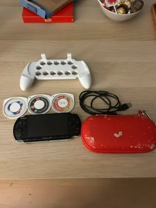 PSP 3000 Negra + 3 UMDs + Accesorios