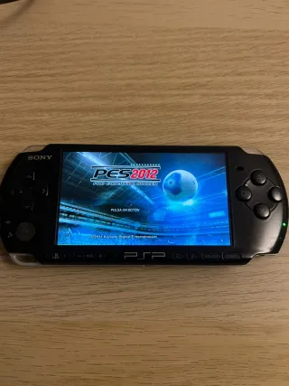 PSP 3000 Negra + 3 UMDs + Accesorios