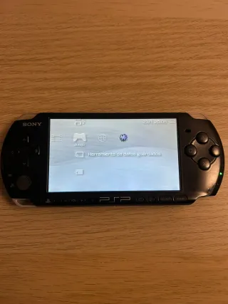 PSP 3000 Negra + 3 UMDs + Accesorios