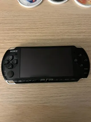 PSP 3000 Negra + 3 UMDs + Accesorios