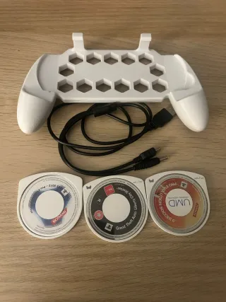 PSP 3000 Negra + 3 UMDs + Accesorios