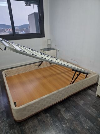 Canapé tapizado beige y blanco