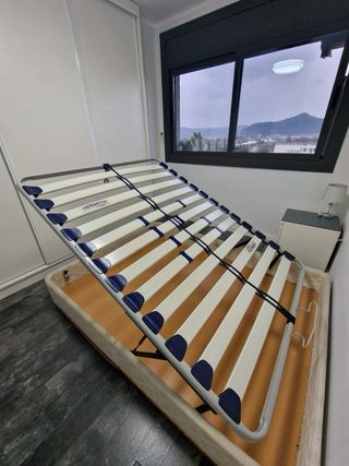 Canapé tapizado beige y blanco