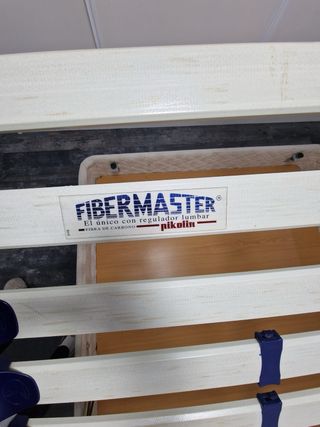 Canapé tapizado beige y blanco