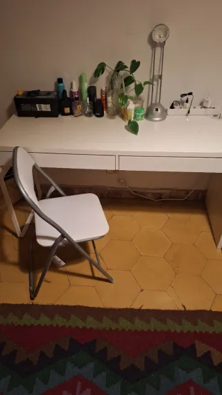Escritorio blanco moderno + silla plegable