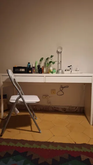 Escritorio blanco moderno + silla plegable