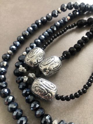 Juzu Buddista Nero con Ciondoli Argentati