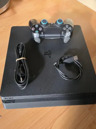PS4 Slim 1TB Negra + Mando y Cables,