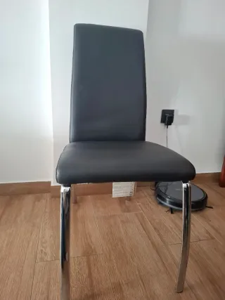 Silla polipiel negra y plateada