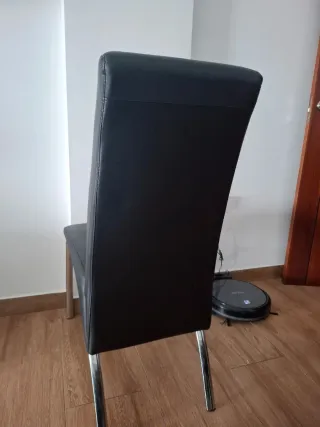 Silla polipiel negra y plateada