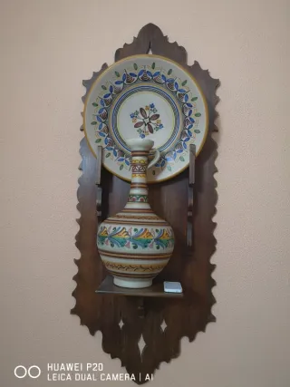 Jarra y plato decorativo hecho a mano