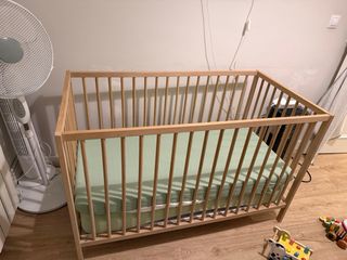 Cambiador/bañera y cuna con 2 colchones
