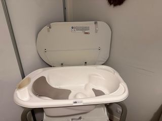 Cambiador/bañera y cuna con 2 colchones