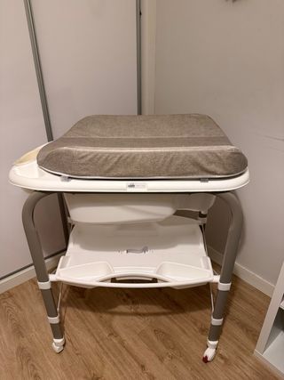 Cambiador/bañera y cuna con 2 colchones