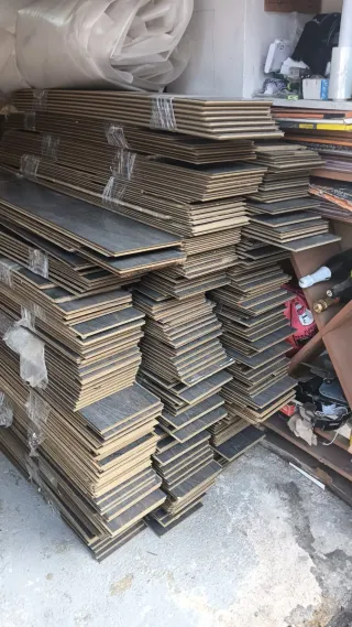 Suelo laminado madera oscura