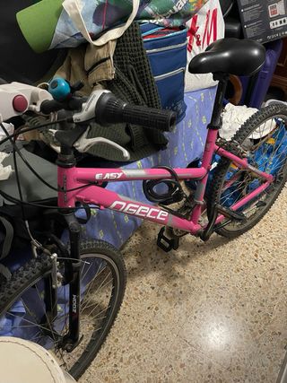 Bicicleta rosa con doble sillín y cesta