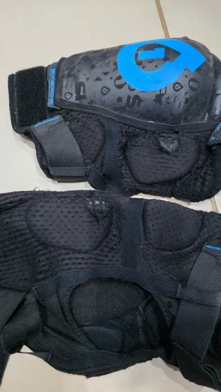 Rodilleras SixSixOne Negras