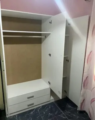 Armario blanco con cajones y barra