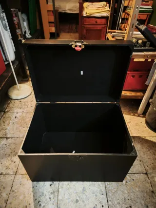 Baúl de madera negro