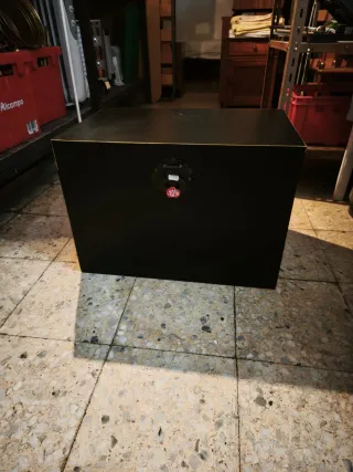 Baúl de madera negro