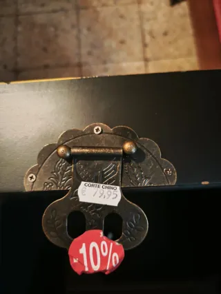 Baúl de madera negro