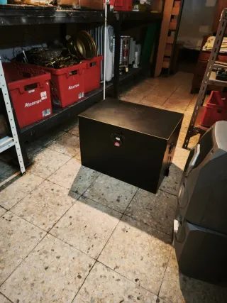 Baúl de madera negro