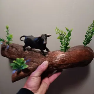 tronco  de encina con figuras en miniatura