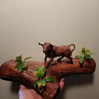 tronco  de encina con figuras en miniatura