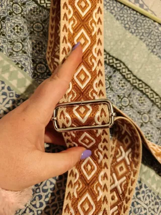 Bolso marrón con cadena y correa