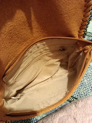 Bolso marrón con cadena y correa