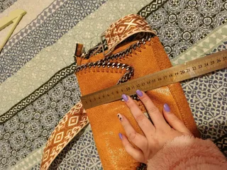 Bolso marrón con cadena y correa