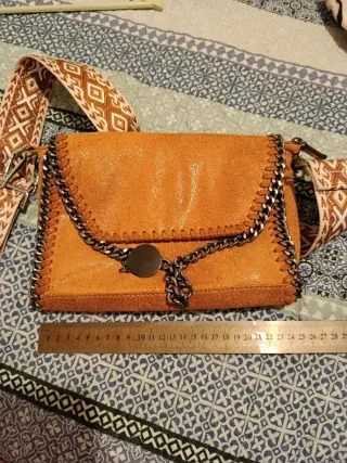 Bolso marrón con cadena y correa