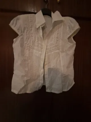 Blusa blanca con encaje y volantes