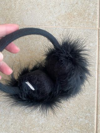 Orejeras de pelo negro