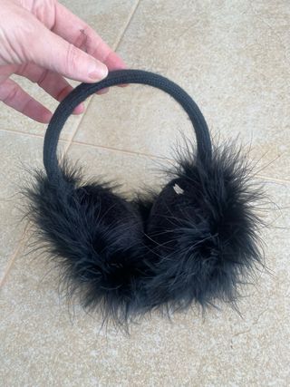 Orejeras de pelo negro