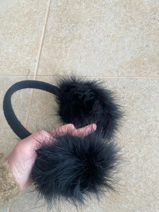 Orejeras de pelo negro