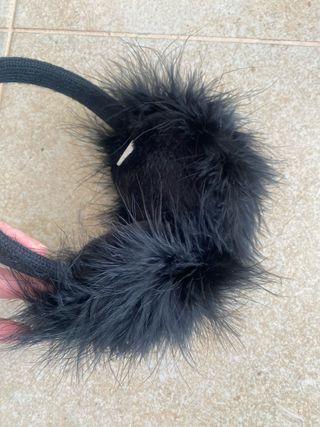 Orejeras de pelo negro