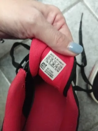 Scarpe Adidas nere e rosse