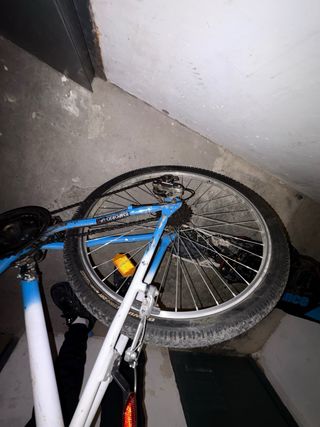 Bicicleta blanca y azul