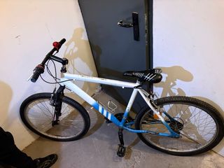 Bicicleta blanca y azul