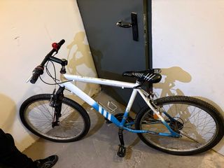 Bicicleta blanca y azul