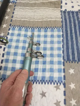 3 cañas de pescar y 2 carretes