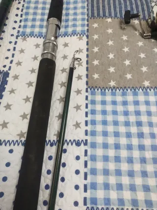3 cañas de pescar y 2 carretes