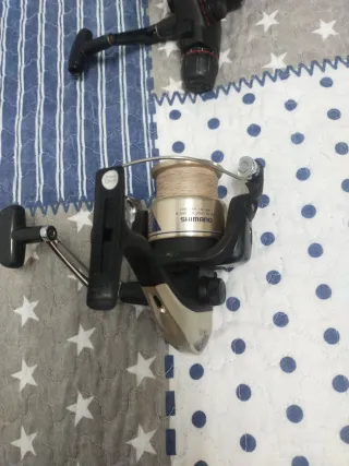 3 cañas de pescar y 2 carretes