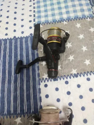 3 cañas de pescar y 2 carretes