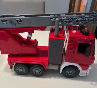 Camión de bomberos con escalera