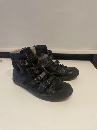Botas negras con 4 hebillas